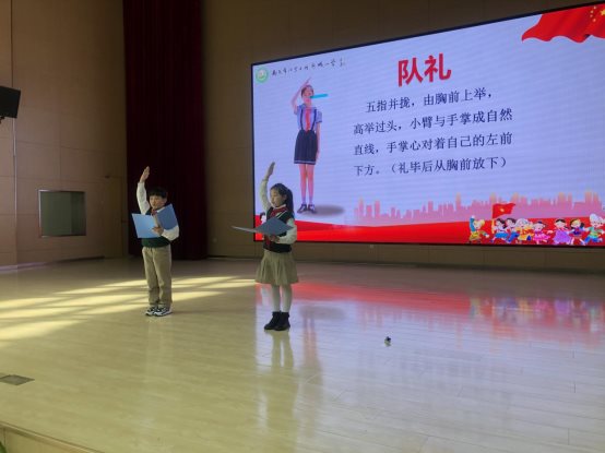 敬队礼