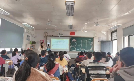 C:\Users\ASUS\Desktop\上课照片.jpg上课照片
