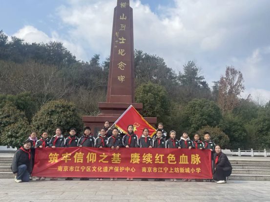 纪念碑合照